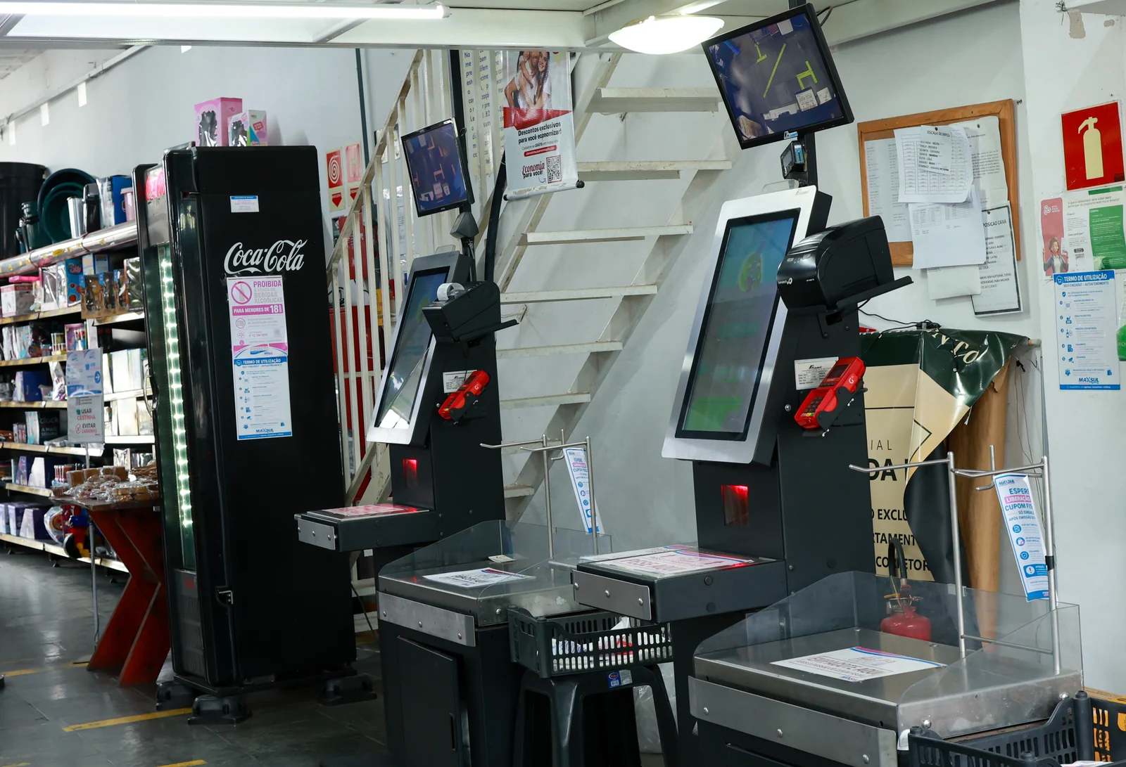 Dois terminais de self-checkout do Supermercado Pierrotti em Cambuquira